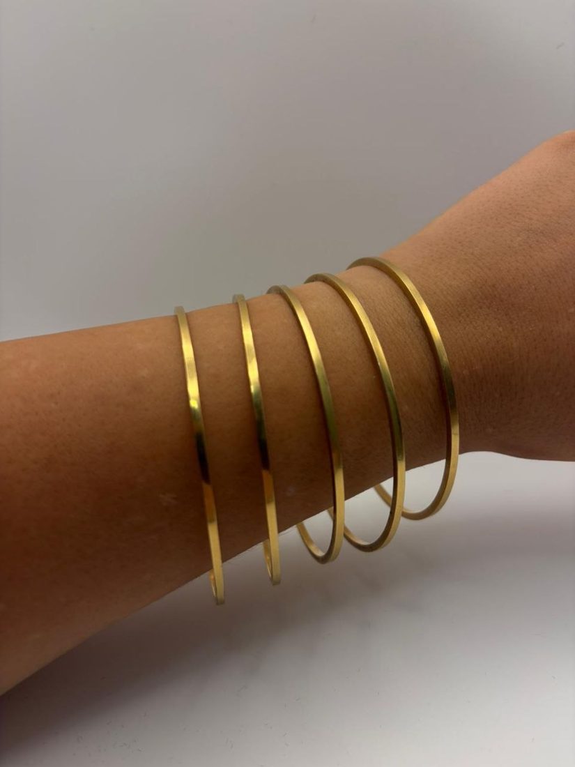 Bracciali rigidi in oro al polso